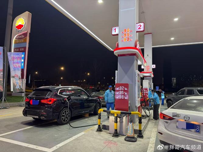 国内成品油价格临时调控今晚启动,加油站迎客流高峰